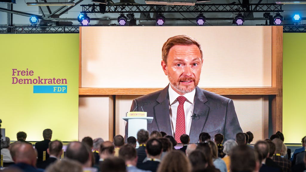 Christian Lindner FDP Bundesvorsitzender spricht, digital aus Washington zugeschaltet, beim FDP-Bundesparteitag am 23. April 2022. Aufgrund seiner Corona-Infektion konnte er nicht vor Ort teilnehmen.
