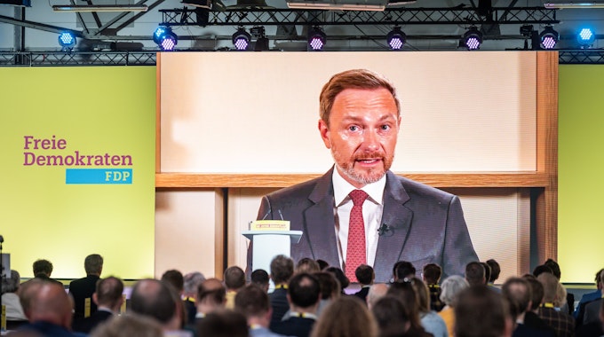 Christian Lindner FDP Bundesvorsitzender spricht, digital aus Washington zugeschaltet, beim FDP-Bundesparteitag am 23. April 2022. Aufgrund seiner Corona-Infektion konnte er nicht vor Ort teilnehmen.
