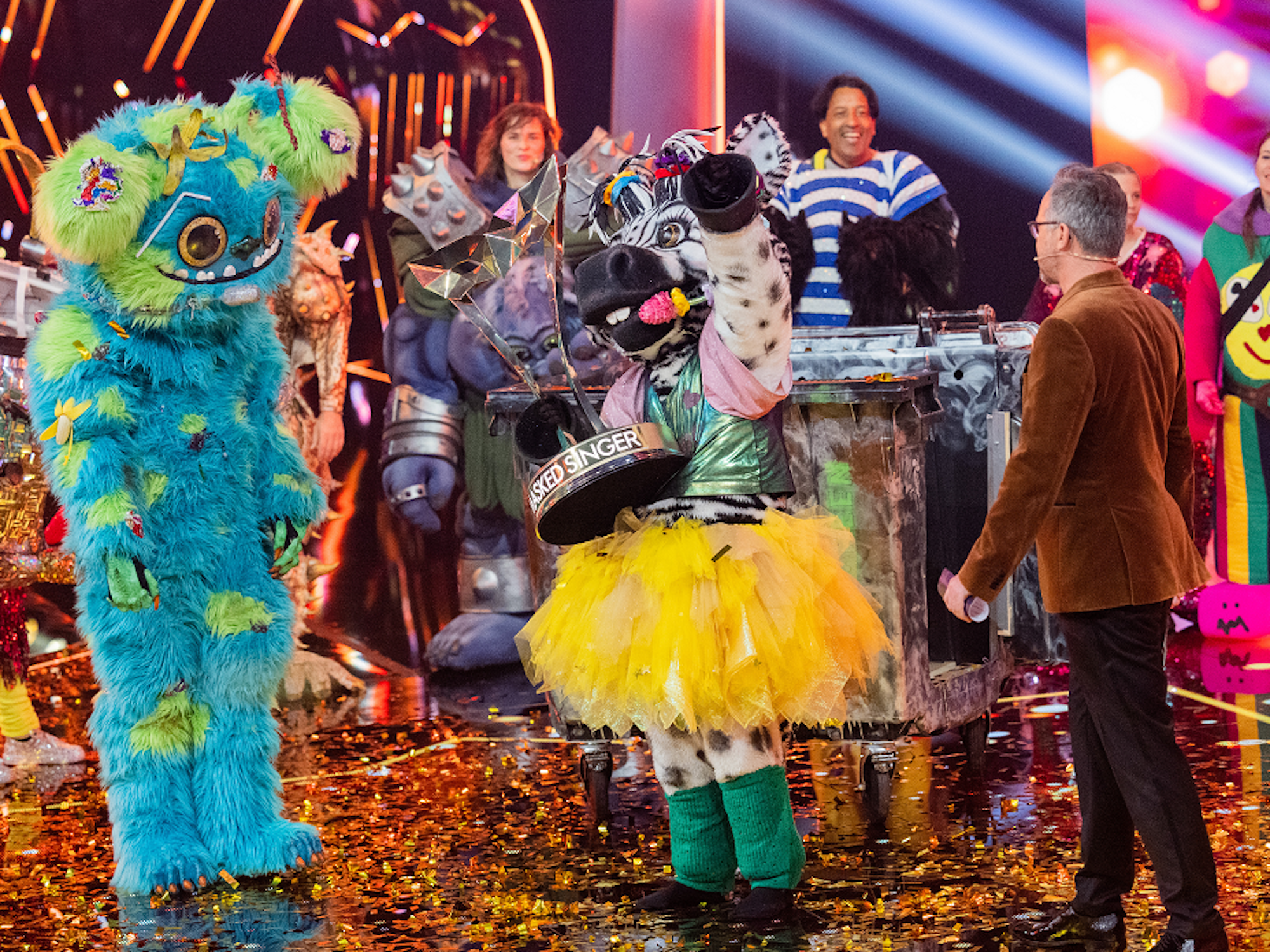 Das Zebra bekommt den Pokal in dersechsten Staffel von „The Masked Singer“ 2022 übergeben.