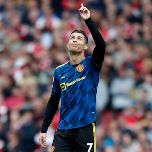Manchester Uniteds Cristiano Ronaldo zeigt mit dem Finger in den Himmel.
