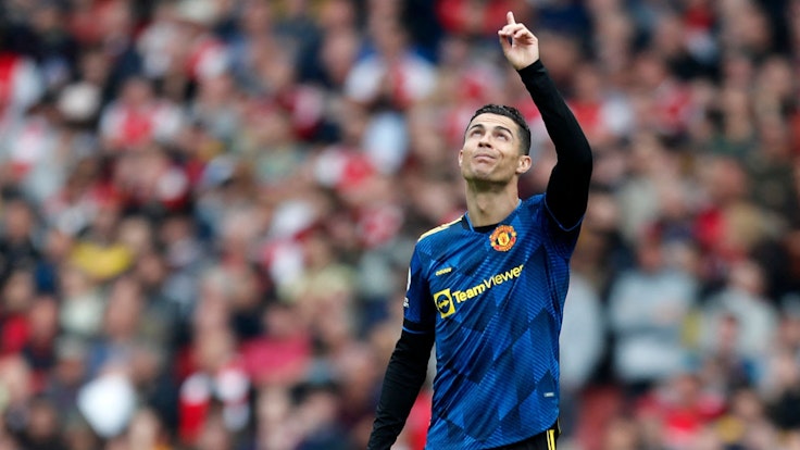 Manchester Uniteds Cristiano Ronaldo zeigt mit dem Finger in den Himmel.