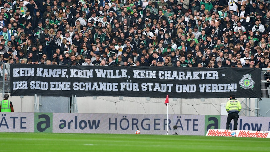 Die Gladbach-Fans haben im Freiburger Stadion am Samstag (23. April 2022) ein Wut-Banner in Richtung eigene Mannschaft gezeigt. Darauf steht: „Kein Kampf, kein Wille, kein Charakter – ihr seid eine Schande für Stadt und Verein!“