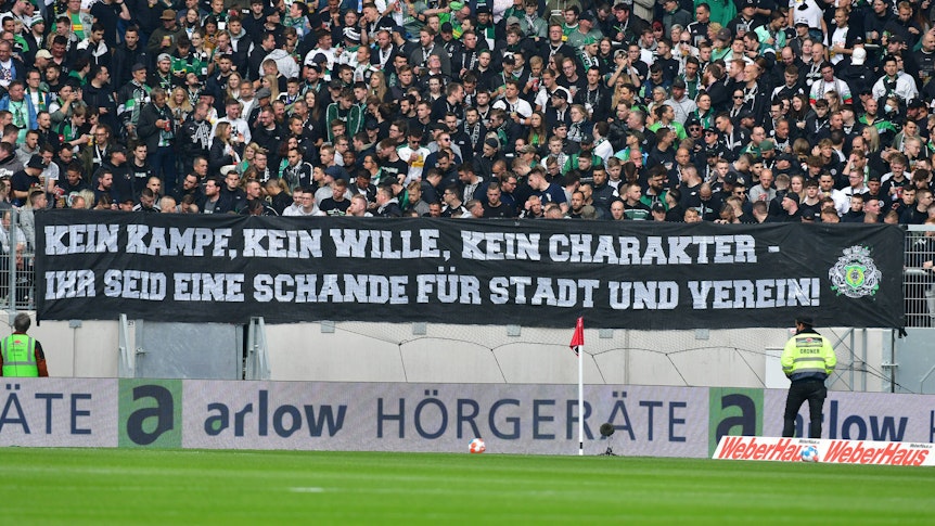 Die Gladbach-Fans zeigen im Freiburger Stadion am 23. April 2022 ein Wut-Banner in Richtung eigene Mannschaft.