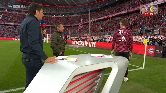 Sven Ulreich steht beim Aufwärmprogramm vor dem Spiel des FC Bayern gegen Borussia Dortmund plötzlich mitten in der TV-Übertragung von Sky mit Sebastian Hellmann und Lothar Matthäus.