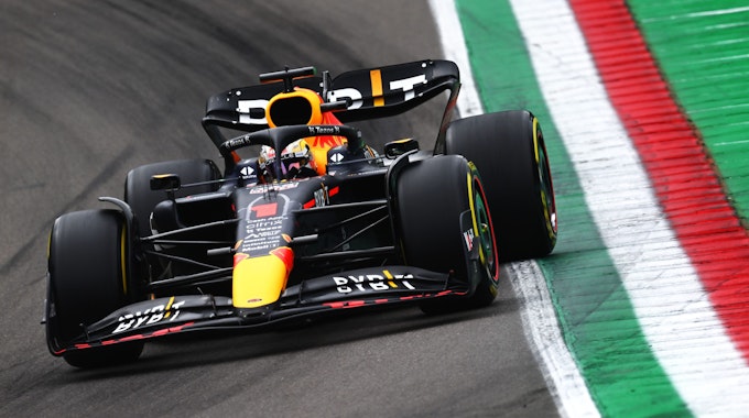 Max Verstappen kurvt in seinem Red Bull bei der Formel 1 in Imola über die Rennstrecke