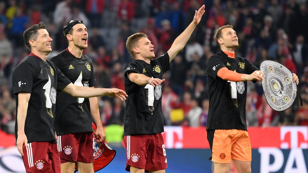 Robert Lewandowski, Leon Goretzka, Joshua Kimmich und Manuel Neuer feiern nach dem Sieg gegen Borussia Dortmund die zehnte Meisterschaft des FC Bayern in Serie.