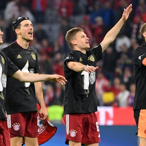 Robert Lewandowski, Leon Goretzka, Joshua Kimmich und Manuel Neuer feiern nach dem Sieg gegen Borussia Dortmund die zehnte Meisterschaft des FC Bayern in Serie.