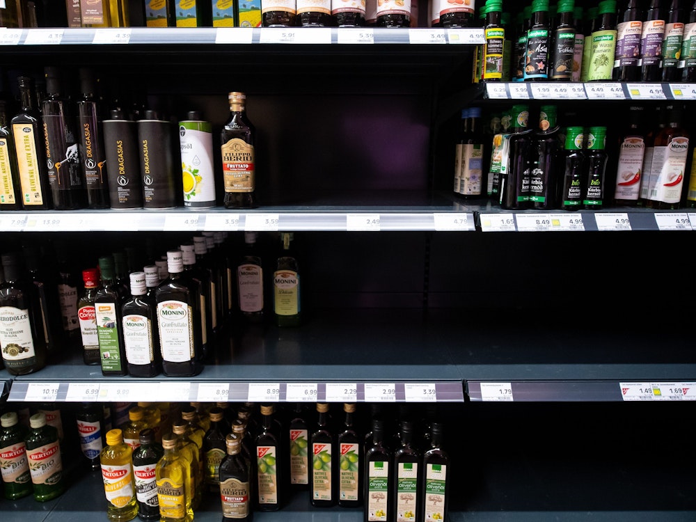 Die Supermarktregale sind so gut wie leergefegt. Pflanzenöle, Fehlanzeige! Die Preise für Sonnenblumenöl steigen in Deutschland in die Höhe und machen erfinderisch – eine Aldi-Kundin brachte nun Sonnenblumenöl aus dem Urlaub mit.