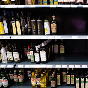 Die Supermarktregale sind so gut wie leergefegt. Pflanzenöle, Fehlanzeige! Die Preise für Sonnenblumenöl steigen in Deutschland in die Höhe und machen erfinderisch – eine Aldi-Kundin brachte nun Sonnenblumenöl aus dem Urlaub mit.