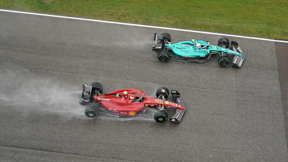 Sebastian Vettel im Training der Formel 1 in Imola in seinem grünen Aston Martin neben dem Ferrari von Carlos Sainz.
