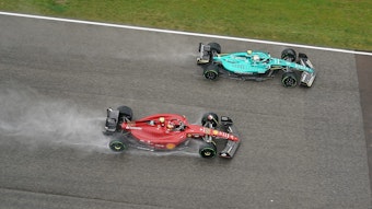 Sebastian Vettel im Training der Formel 1 in Imola in seinem grünen Aston Martin neben dem Ferrari von Carlos Sainz.