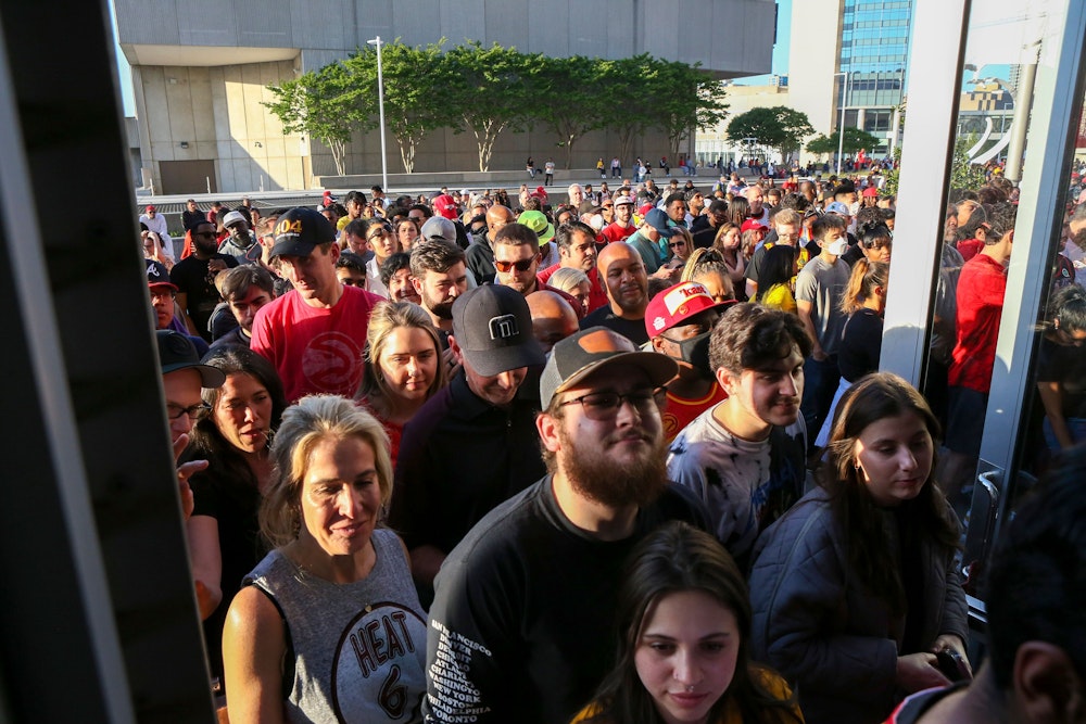 Zuschauerinnen und Zuschauer strömen nach der Entwarnung vor dem Spiel der Atlanta Hawks gegen die Miami Heat am 22. April 2022 zurück in die Halle.