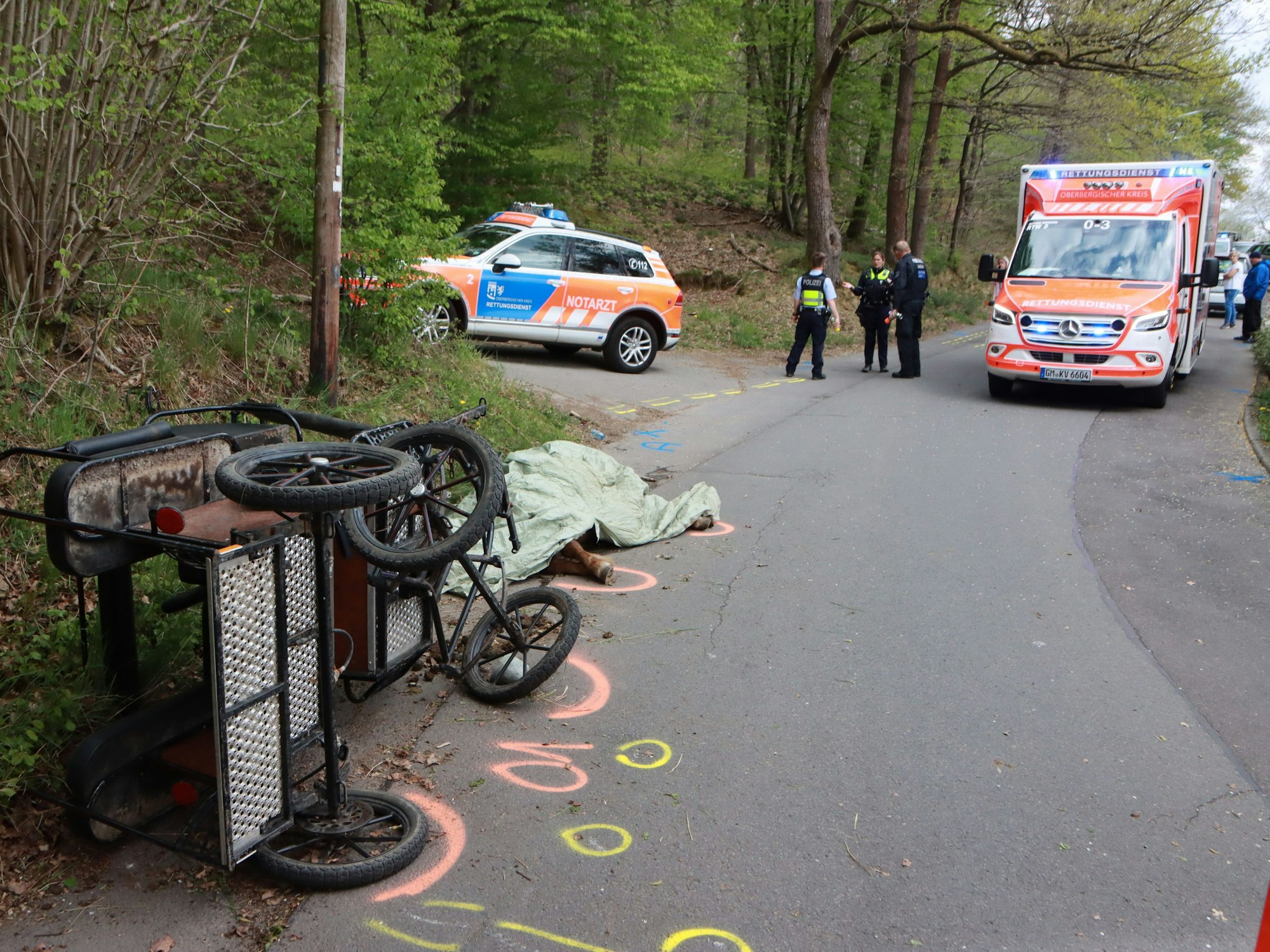 Das Foto vom 22. April 2022 zeigt einen Unfall mit einer Kutsche in Wiehl. Bei dem Vorfall in Overath wurde der Kutscher überrollt und leicht verletzt.