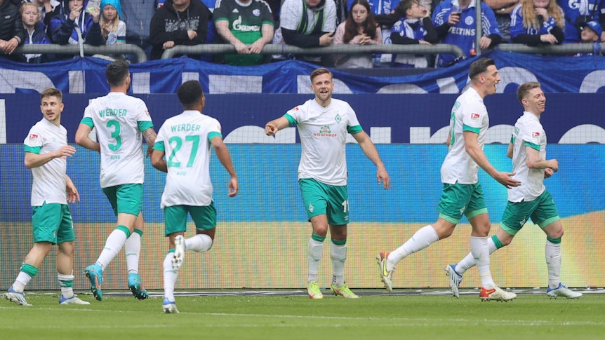 Niclas Füllkrug feiert sein Tor mit den Teamkollegen des SV Werder Bremen