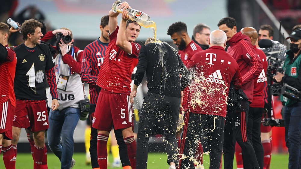 Der FC Bayern feiert mit einer Bierdusche für Trainer Julian Nagelsmann nach dem Sieg gegen Borussia Dortmund die Meisterschaft.