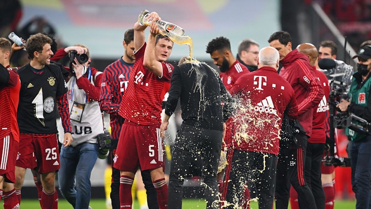 Der FC Bayern feiert mit einer Bierdusche für Trainer Julian Nagelsmann nach dem Sieg gegen Borussia Dortmund die Meisterschaft.