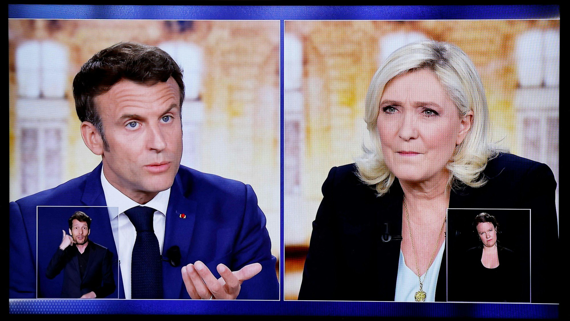Emmanuel Macron, Präsident von Frankreich und Spitzenkandidat der Partei „La Republique en Marche (LREM)“, und Marine Le Pen, Präsidentschaftskandidatin der rechtsextremen Partei Rassemblement National (RN) am 20. April bei einer TV-Debatte. Am Sonntag (24. April) wählte Frankreich in einer Stichwahl den Präsidenten oder die Präsidentin.