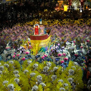 Karneval in Rio de Janeiro: Darstellerinnen und Darsteller der Sambaschule Sao Clemente performen am 23. April 2022 auf einem Wagen im Sambodrom.
