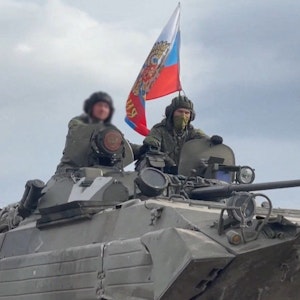 Das Foto aus einem Video, das am 22. April vom russischen Verteidigungsministerium veröffentlicht worden ist, zeigt eine russische Panzereinheit, die in der Region um Charkiw unterwegs sein soll.
