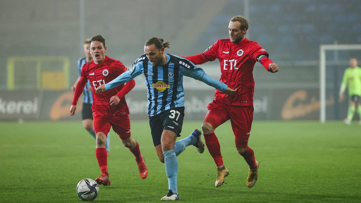 Marco Höger im Spiel von Waldhof Mannheim gegen Viktoria Köln im Laufduell mit Ex-Teamkollege Marcel Risse .