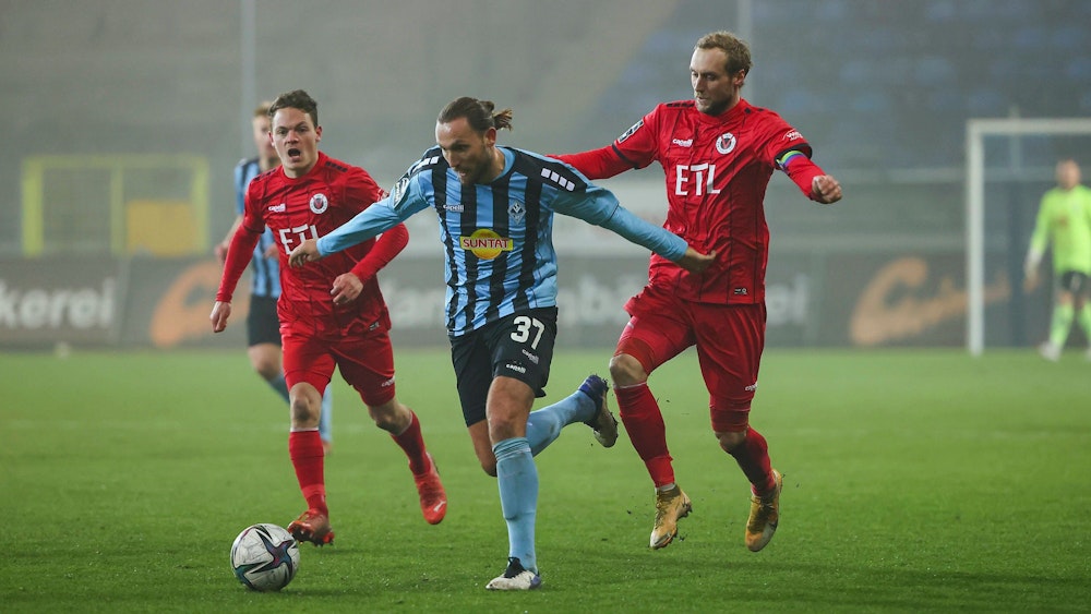 Marco Höger im Spiel von Waldhof Mannheim gegen Viktoria Köln im Laufduell mit Ex-Teamkollege Marcel Risse .