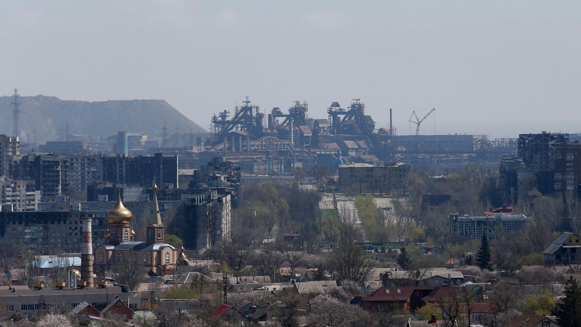 Blick auf das Asovstal-Werk in der Hafenstadt Mariupol. Hier haben sich zahlreiche Kämpferinnen und Kämpfer sowie zivile Personen verschanzt.
