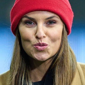 Laura Wontorra formt bei einem Bundesliga-Spiel einen Kuss-Mund in die Kamera.