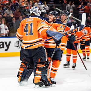 Die Edmonton Oilers bejubeln ihren Sieg über die Colorado Avalanche am 22. April 2022