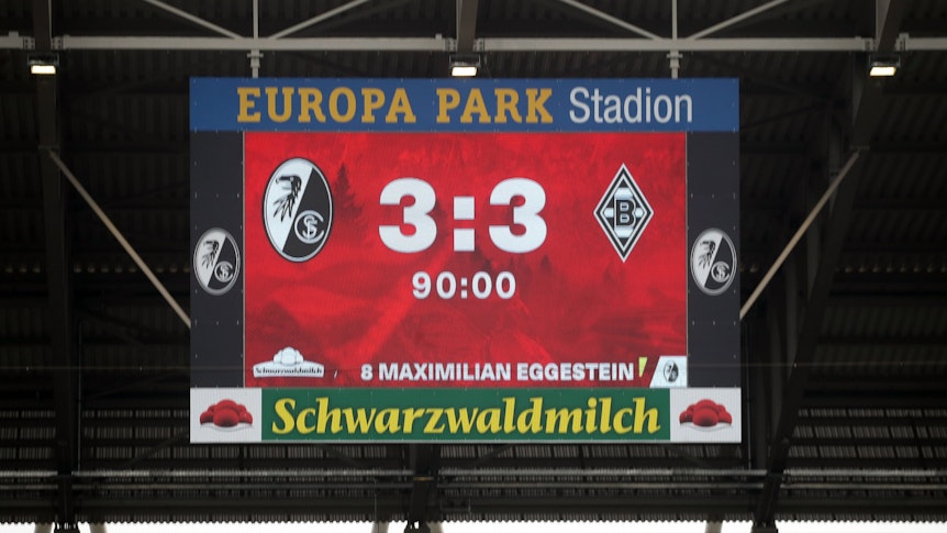 Die Anzeigetafel des SC Freiburg zeigt das Endergebnis am Samstag (23. April 2022). Die Partie gegen Borussia Mönchengladbach endete 3:3.