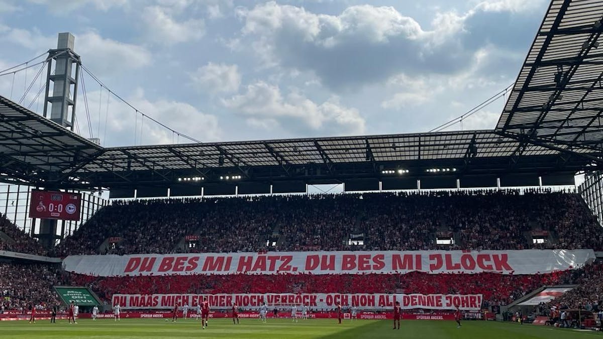Die Fans des 1. FC Köln zeigen eine Choreo.