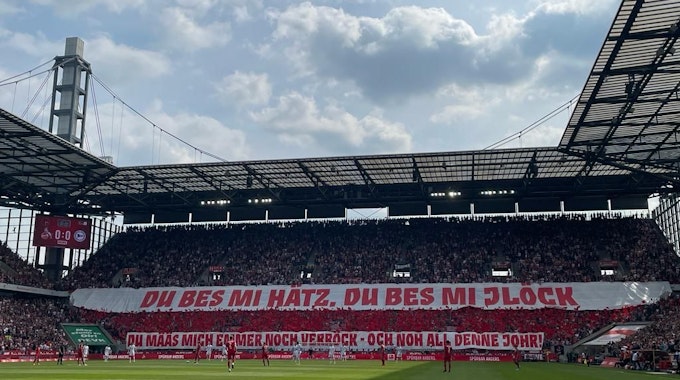Die Fans des 1. FC Köln zeigen eine Choreo.