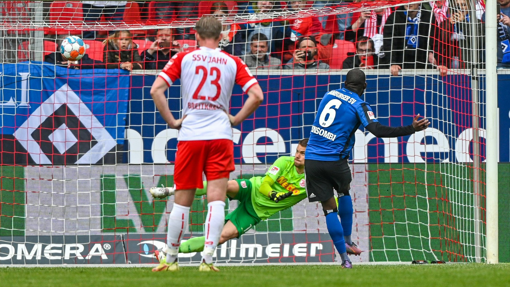 David Kinsombi trifft per Elfmeter zum 4:2 im Spiel bei Jahn Regensburg