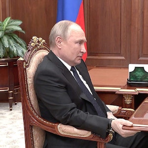 Er klammert sich an den Tisch, sein Bein wackelt: Videos und Fotos, die Wladimir Putin am 21. April bei einem Treffen mit Verteidigungsminister Schoigu im Kreml zeigen, sorgen weltweit für Spekulationen.