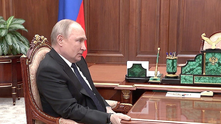 Er klammert sich an den Tisch, sein Bein wackelt: Videos und Fotos, die Wladimir Putin am 21. April bei einem Treffen mit Verteidigungsminister Schoigu im Kreml zeigen, sorgen weltweit für Spekulationen.