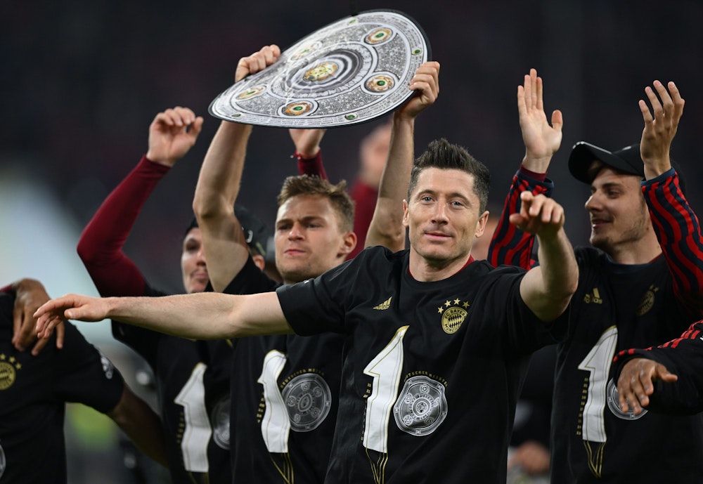 Robert Lewandowski (Mitte) bejubelt am 23. April 2022 seine 10. Deutsche Meisterschaft mit seinen Kollegen des FC Bayern München.