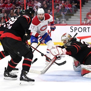 Eishockey: NHL, Ottawa Senators - Montréal Canadiens, Hauptrunde, Hauptrunde-Partien, 185. Spieltag: Anton Forsberg (r), Torwart der Ottawa Senators, gegen Josh Anderson (M) von den Montreal Canadiens. +++ dpa-Bildfunk +++