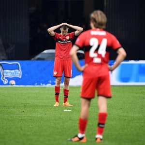 Sasa Kalajdzic (VfB Stuttgart) weint auf dem Platz.