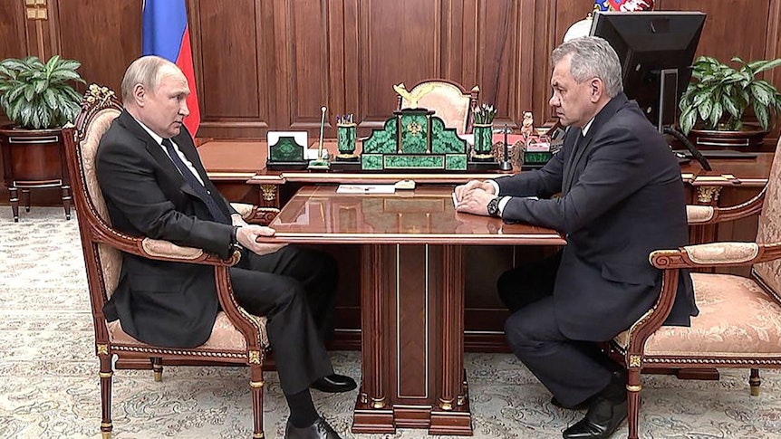 Die Propagandaaufnahmen, die aus dem Kreml im russischen Staatsfernsehen gezeigt wurden, zeigten Putin (l.) und Schoigu bei einem Treffen. An jenem Tag wurde die „Befreiung“ Mariupols verkündet.