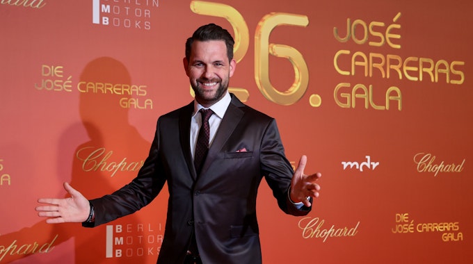 Moderator Matthias Killing im Anzug und lächelnd bei 26. Jose-Carreras-Gala am 10. Dezember 2020.