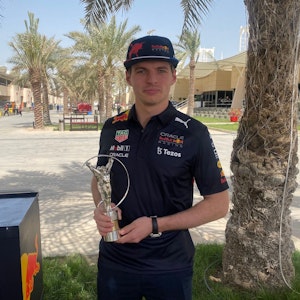 Formel-1- Pilot Max Verstappen mit dem Preis von Laureus.