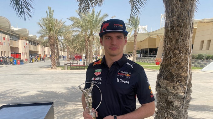 Formel-1- Pilot Max Verstappen mit dem Preis von Laureus.