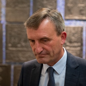 Der ehemalige Oberbürgermeister von Düsseldorf, Thomas Geisel (hier 2020 im Rathaus) sorgt mit seinen Äußerungen zur Ukraine für einen Eklat.