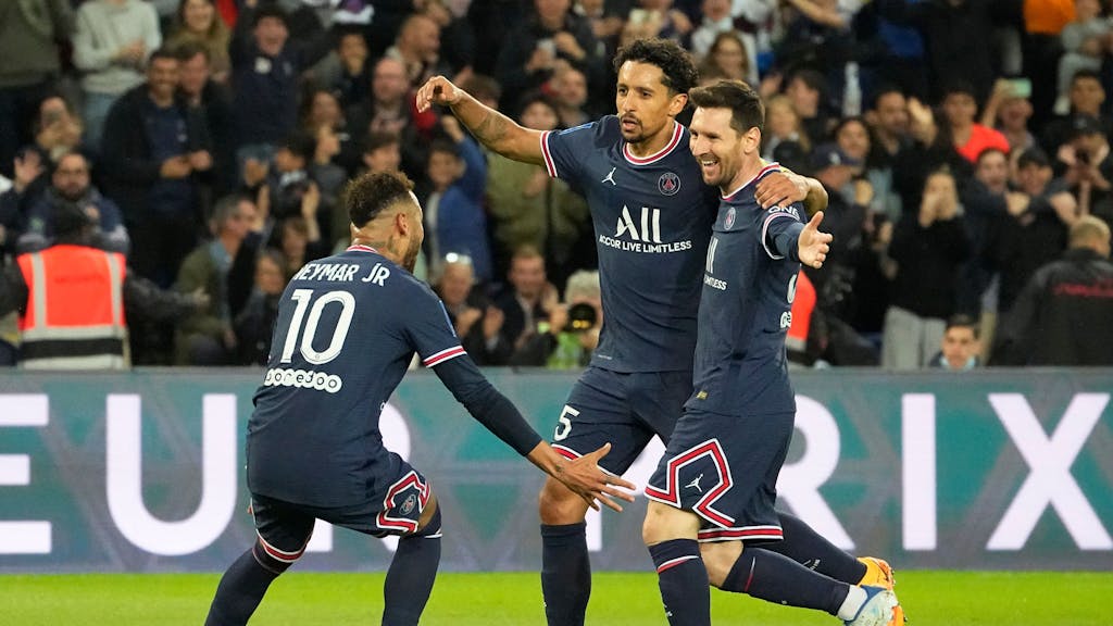 Lionel Messi, Marquinhos und Neymar jubeln über ein Tor für Paris Saint-Germain.