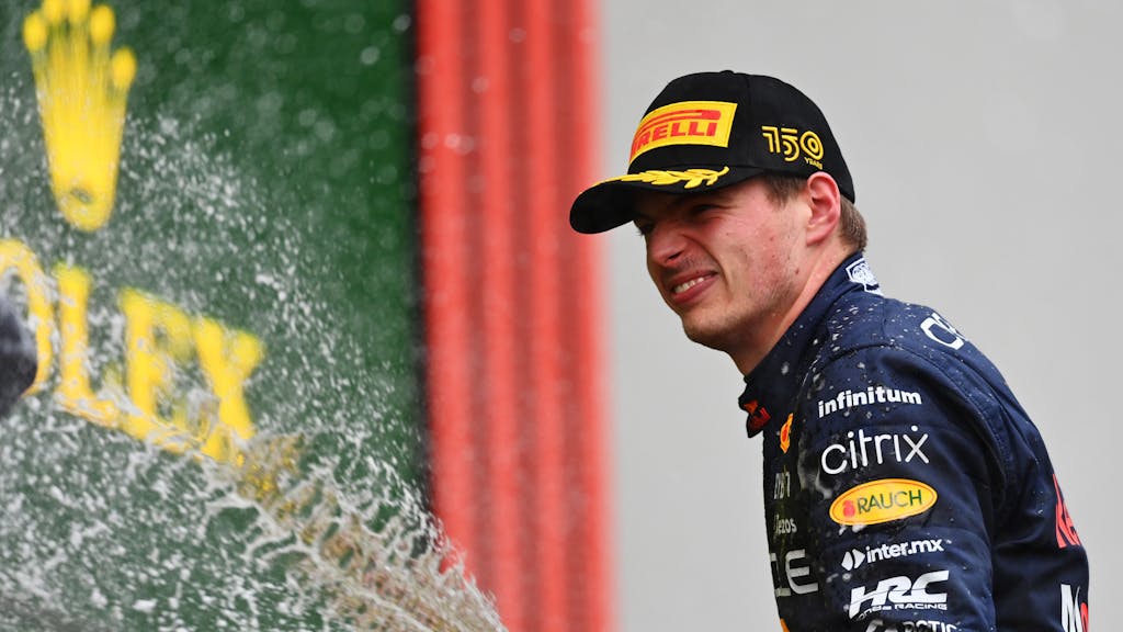 Max Verstappen feiert seinen Sieg im Rennen der Formel 1 in Imola mit der traditionellen Champagner-Dusche.