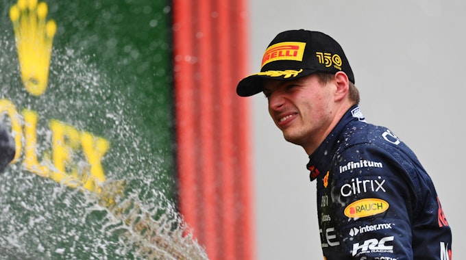 Max Verstappen feiert seinen Sieg im Rennen der Formel 1 in Imola mit der traditionellen Champagner-Dusche.