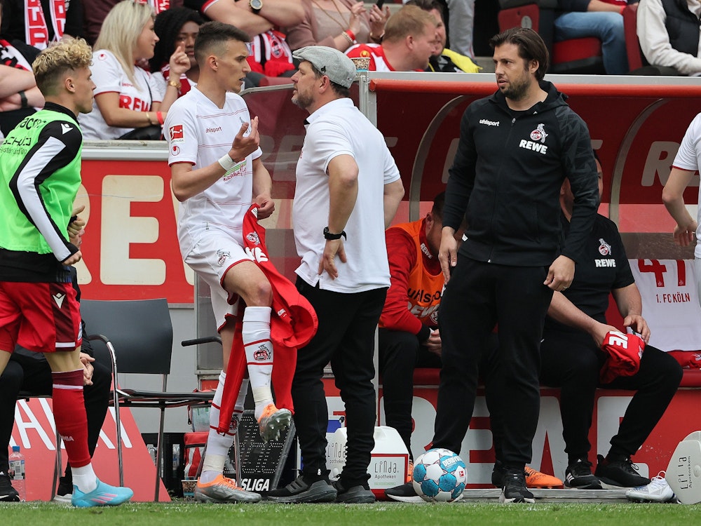 Dejan Ljubicic (1. FC Köln) zeigt Steffen Baumgart an, wie er getreten wurde.