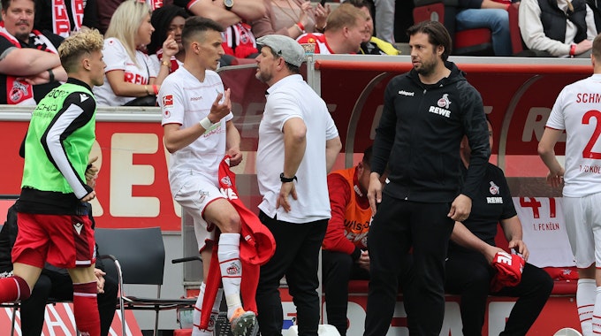Dejan Ljubicic (1. FC Köln) zeigt Steffen Baumgart an, wie er getreten wurde.