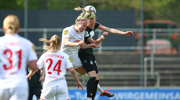 Sharon Beck (Köln) im Zweikampf gegen Bremens Lina Hausicke.