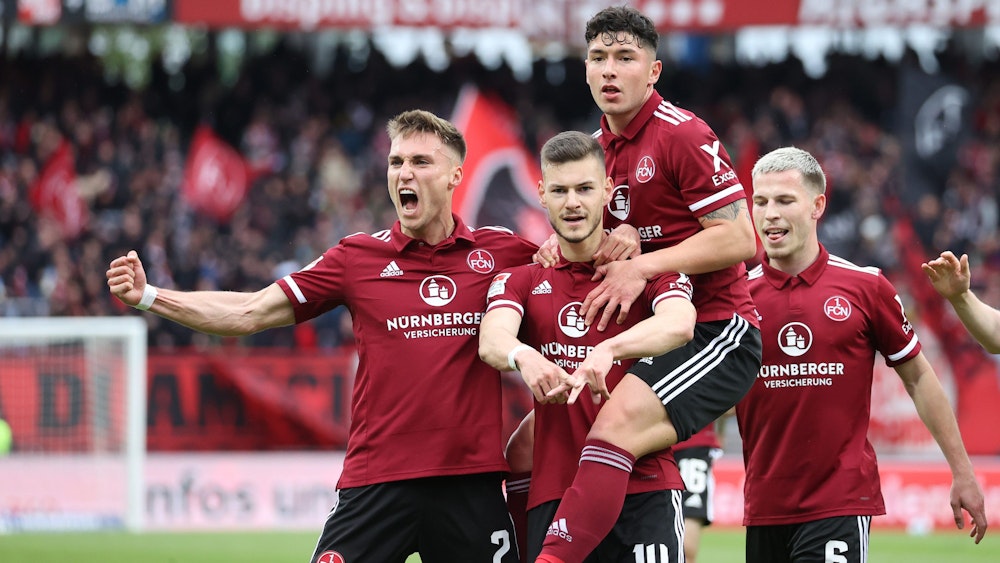 Der 1. FC Nürnberg jubelt über das Tor zum Ausgleich gegen den SV Sandhausen im Zweitliga-Spiel