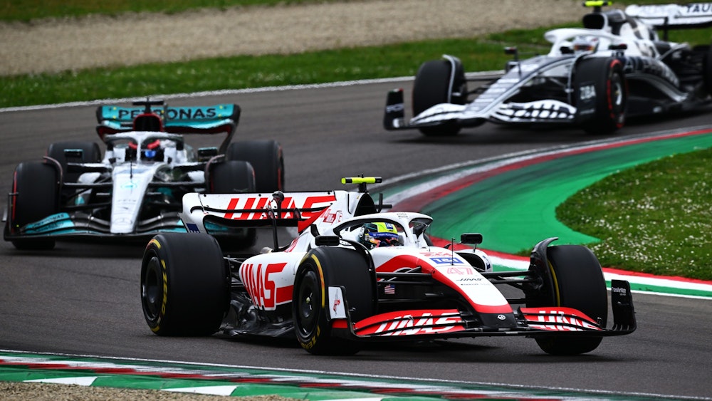 Mick Schumacher fährt im Sprintrennen der Formel 1 in Imola vor dem Silberpfeil von George Russell.